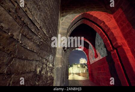 Eingang durch ein Wehrturm zu Puente de San Martin, eine mittelalterliche Brücke über den Fluss Tagus. Toledo, Kastilien-La Mancha. Spanien. Stockfoto