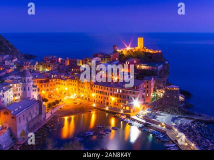 Sonnenuntergang Szene in der Nähe der Küste von Vernazza, Cinque Terre. Italien Stockfoto