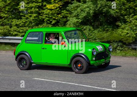 1973 70er-Jahre Green Morris Mini 1000, 998 ccm-Benziner-Oldtimer, Veteran und Erbe, geliebte Oldtimer auf dem Weg zum Pendle Power fest, Motor Show in Lancashire, Großbritannien Stockfoto