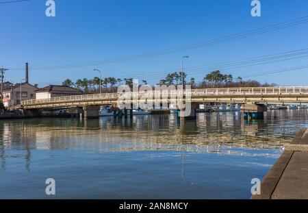 Winter Blick auf alte Metall Brücke über den Ono Fluss, jetzt nur Einen Steg, Onomachi, Kanazawa, Präfektur Ishikawa, Japan. Stockfoto
