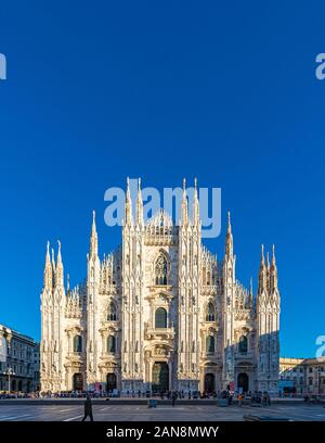 Mailand, Italien - 23 Dezember 2019: Blick auf die berühmte Kathedrale Duomo in Mailand, Italien gegen den klaren, blauen Himmel am 23. Dezember 2019 Stockfoto