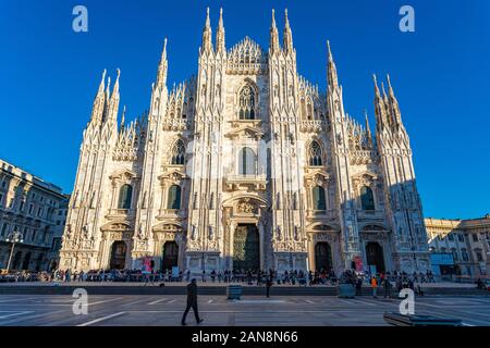 Mailand, Italien - 23 Dezember 2019: Blick auf die berühmte Kathedrale Duomo in Mailand, Italien gegen den klaren, blauen Himmel am 23. Dezember 2019 Stockfoto