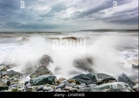 Northam Burrows Country Park, North Devon, England. Donnerstag, 16. Januar 2020. UK Wetter. Sturmwind und starker Regen fällt mit Flut an Northam Burrows Country Park in North Devon. Terry Mathews/Alamy Leben Nachrichten. Stockfoto