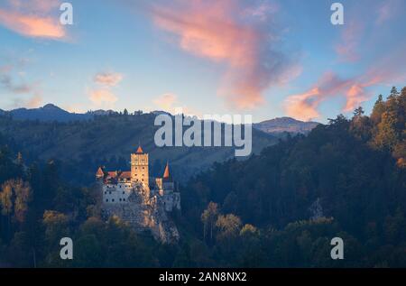 Kleie oder Draculas Schloss in Siebenbürgen, Rumänien. Die Burg liegt auf einem Berg gelegen, Stockfoto