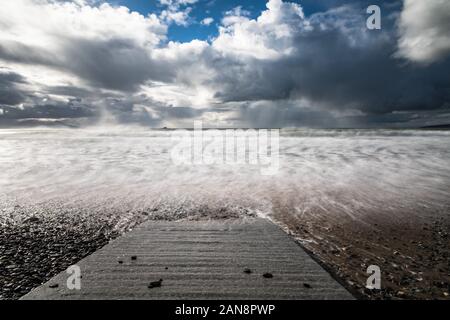 Stormy Skies Strand Küste Wellen, an der Westküste von Irland, Atlantik. Stockfoto