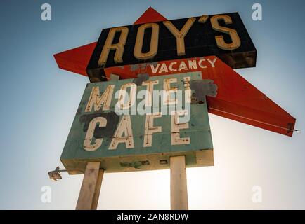 Amboy, Route 66, USA - 27. April 2013: Vintage Zeichen für Roy's Motel und Cafe in Amboy, Kalifornien. Berühmte Straße Seite Stop auf der Route 66 in Kalifornien. v Stockfoto