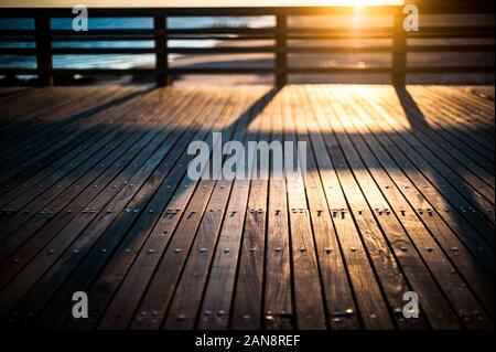 Close-up Detail Coney Island boardwalk Pier bei Sonnenuntergang Stockfoto