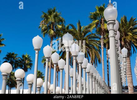 Los Angeles, Calofornia - 13. Juni 2018: Urban Light assemblage Skulptur des Künstlers Chris Burden im Los Angeles County Museum der Kunst Stockfoto