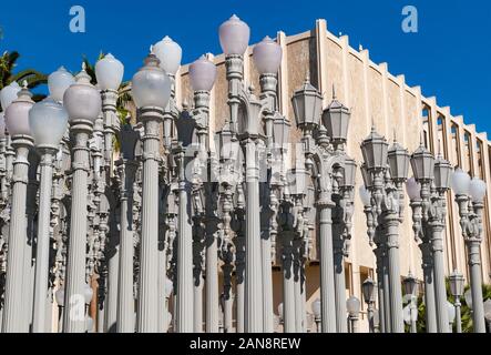 Los Angeles, Calofornia - 13. Juni 2018: Urban Light assemblage Skulptur des Künstlers Chris Burden im Los Angeles County Museum der Kunst Stockfoto