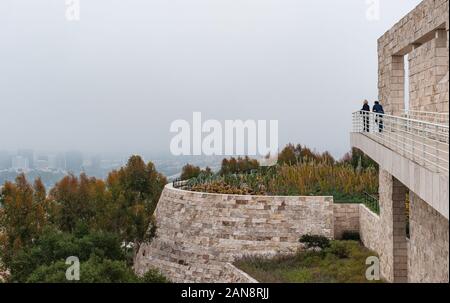 LOS ANGELES, Kalifornien - 20. Oktober 2012: Touristen mit Blick auf den Kaktus Garten am Getty Center in Los Angeles, Kalifornien Stockfoto