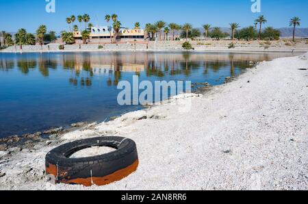 Alte Reifen an der Küste der Salton Sea Stockfoto