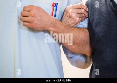 15. Januar 2020, Baden-Württemberg, Böblingen: eine Krankenschwester unterstützt ein Bewohner des Pflegeheims beim Gehen. Foto: Tom Weller/dpa Stockfoto