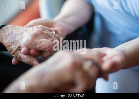 15. Januar 2020, Baden-Württemberg, Böblingen: eine Krankenschwester hält die Hand ein Bewohner in einem Pflegeheim. Foto: Tom Weller/dpa Stockfoto