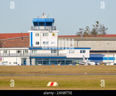 Strausberg, Deutschland. 16 Jan, 2020. Der Turm von Strausberg Flughafen. Zwei Menschen starben beim Absturz eines Kleinflugzeugs auf dem Flugplatz in Strausberg, Brandenburg. Als die Feuerwehr am Donnerstag weiter mitteilte, wurden keine weiteren Verletzten. Warum das Flugzeug stürzte zunächst unklar blieb. Foto: Patrick Pleul/dpa-Zentralbild/dpa/Alamy leben Nachrichten Stockfoto