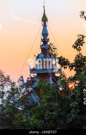 Sataungpyei Tempel an der Spitze der Mandalay Hill Pagode, Mandalay, Myanmar (Birma) im Abendlicht bei Sonnenuntergang Stockfoto