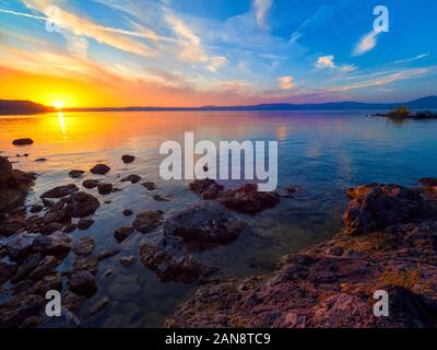 Atemberaubende Sonnenuntergang am Bracciano See, Italien Stockfoto