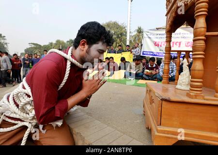 Dhaka, Bangladesch - Januar 16, 2020: Universität von Dhaka Studenten starten einen Hungerstreik auf dem Altar der Raju Memorial Skulptur am Januar 16, 2020 DM Stockfoto