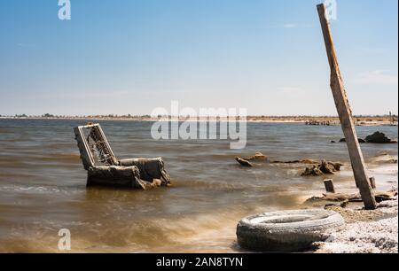 Alte abandonned char und Reifen an der Küste der Salton Sea Stockfoto