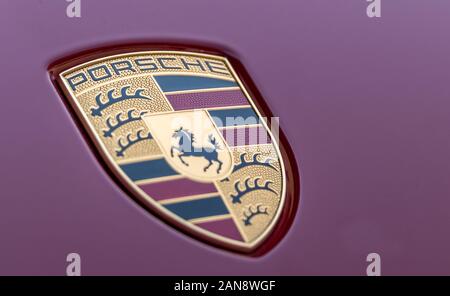 Porsche Logo auf der Motorhaube Stockfoto