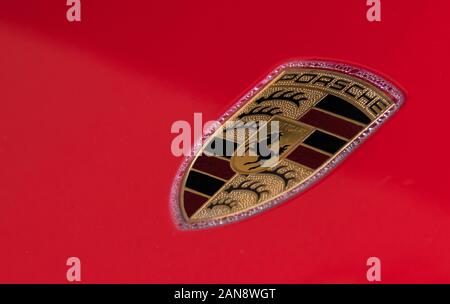 Porsche Logo auf der Motorhaube Stockfoto