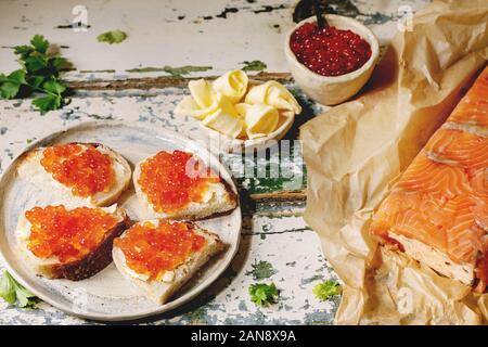 Roter Kaviar mit Brot und butter Stockfoto