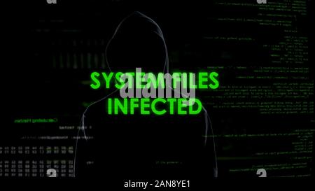 Systeme Dateien infizierte Nachricht, silhouette Hacker verbreiten Virus im Internet Stockfoto