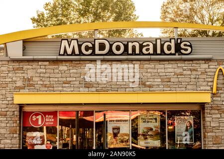 Charlotte, NC/USA - Oktober 12, 2019: Außen beige Fassade aus Stein von McDonald's, die Marke / Logo in weiß und schwarzen Buchstaben, gelbe Bogen, Windows wi Stockfoto