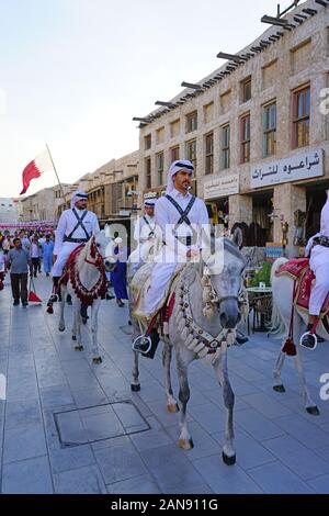 DOHA, Qatar-12 Dez 2019 - Ansicht der Katarischen berittene Polizei auf Pferde auf die Straße an der Souq Waqif im historischen Zentrum von Doha entfernt. Stockfoto