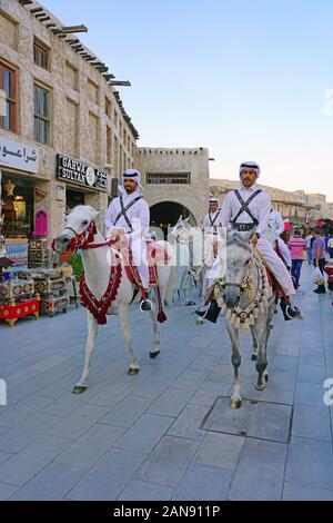 DOHA, Qatar-12 Dez 2019 - Ansicht der Katarischen berittene Polizei auf Pferde auf die Straße an der Souq Waqif im historischen Zentrum von Doha entfernt. Stockfoto