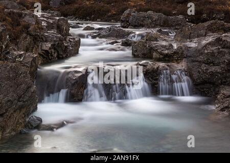 Fairy Pools mit Wasserfällen am Fluss Spröde, Isle of Skye, Schottland, UK im März - lange Belichtung Stockfoto