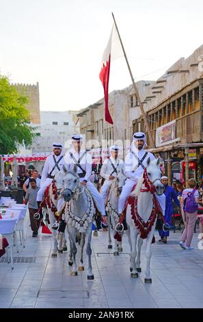 DOHA, Qatar-12 Dez 2019 - Ansicht der Katarischen berittene Polizei auf Pferde auf die Straße an der Souq Waqif im historischen Zentrum von Doha entfernt. Stockfoto