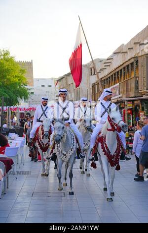 DOHA, Qatar-12 Dez 2019 - Ansicht der Katarischen berittene Polizei auf Pferde auf die Straße an der Souq Waqif im historischen Zentrum von Doha entfernt. Stockfoto