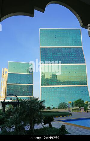 DOHA, Qatar-12 Dez 2019 - Blick auf die Twin Towers Wolkenkratzer im Zickzack durch die lagoona Mall in Doha. Stockfoto