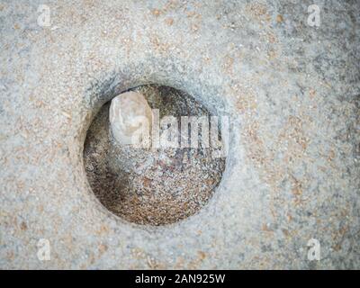 Rotary discoid Mill Stone für Hand- Schleifen einer Getreide zu Mehl. Mittelalterliche hand-driven Mühlstein mahlen Weizen. Die alten Quern Stein Hand Mühle mit Stockfoto