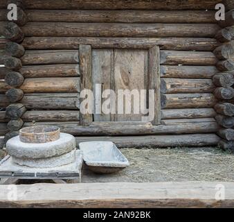 Rotary discoid Mill Stone für Hand- Schleifen einer Getreide zu Mehl. Mittelalterliche hand-driven Mühlstein mahlen Weizen. Die alten Quern Stein Hand Mühle mit Stockfoto