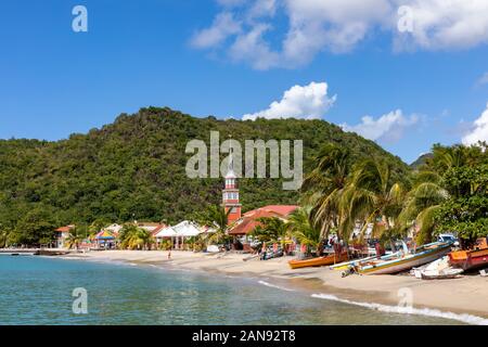 Les Anses d'Arlet, Martinique, FWI - das Dorf am Strand Stockfoto