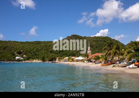 Les Anses d'Arlet, Martinique, FWI - das Dorf am Strand Stockfoto