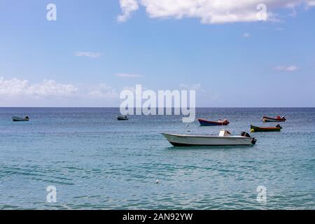 12 NOV 2019 - Les Anses d'Arlet, Martinique, FWI-Fischer Boote im Meer Stockfoto