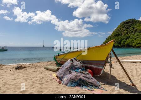Les Anses d'Arlet, Martinique, FWI-Fischer Boot am Strand Stockfoto