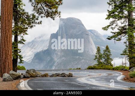 Half Dome im Yosemite National Park im Oktober direkt nach dem Regen. Blick von der Wicklung Glacier Point Road. Stockfoto