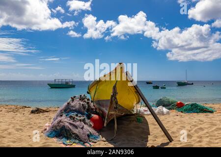 Les Anses d'Arlet, Martinique, FWI-Fischer Boot am Strand Stockfoto