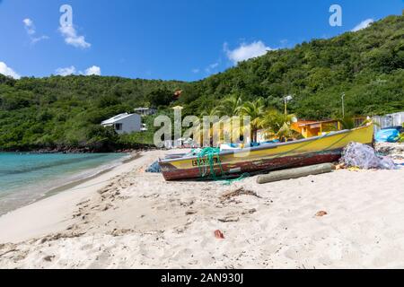 Les Anses d'Arlet, Martinique, FWI-Fischer Boot am Strand Stockfoto