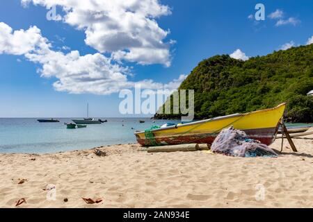 Les Anses d'Arlet, Martinique, FWI-Fischer Boot am Strand Stockfoto