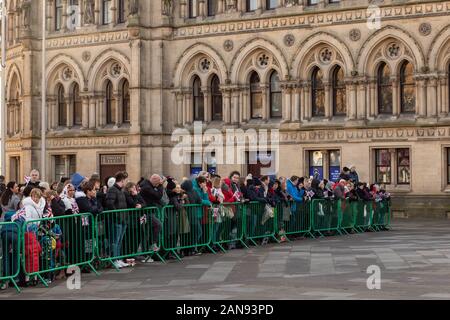 Bradford, Großbritannien - 15. JANUAR 2020: Menschenmassen warten auf die Ankunft des Dukes und der Herzogin von Cambridge in der Bradford City Hall für ihren Königlichen Besuch Stockfoto