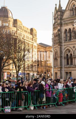 Bradford, Großbritannien - 15. JANUAR 2020: Menschenmassen warten auf die Ankunft des Dukes und der Herzogin von Cambridge in der Bradford City Hall für ihren Königlichen Besuch Stockfoto