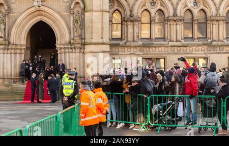 Bradford, Großbritannien - 15. JANUAR 2020: Prinz William und Kate Middleton, die Duchess of Cambridge kommen zur Königsbegehung in der Bradford City Hall an Stockfoto