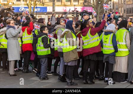 Bradford, Großbritannien - 15. JANUAR 2020: Menschenmassen warten auf die Ankunft des Dukes und der Herzogin von Cambridge in der Bradford City Hall für ihren Königlichen Besuch Stockfoto