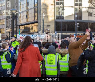 Bradford, Großbritannien - 15. JANUAR 2020: Catherine Duchess of Cambridge begrüßt die Massen in der Bradford City Hall während des Royal Visit in Bradford Stockfoto