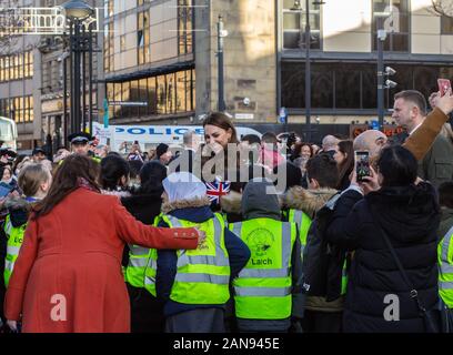 Bradford, Großbritannien - 15. JANUAR 2020: Catherine Duchess of Cambridge begrüßt die Massen in der Bradford City Hall während des Royal Visit in Bradford Stockfoto