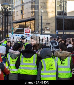 Bradford, Großbritannien - 15. JANUAR 2020: Catherine Duchess of Cambridge begrüßt die Massen in der Bradford City Hall während des Royal Visit in Bradford Stockfoto
